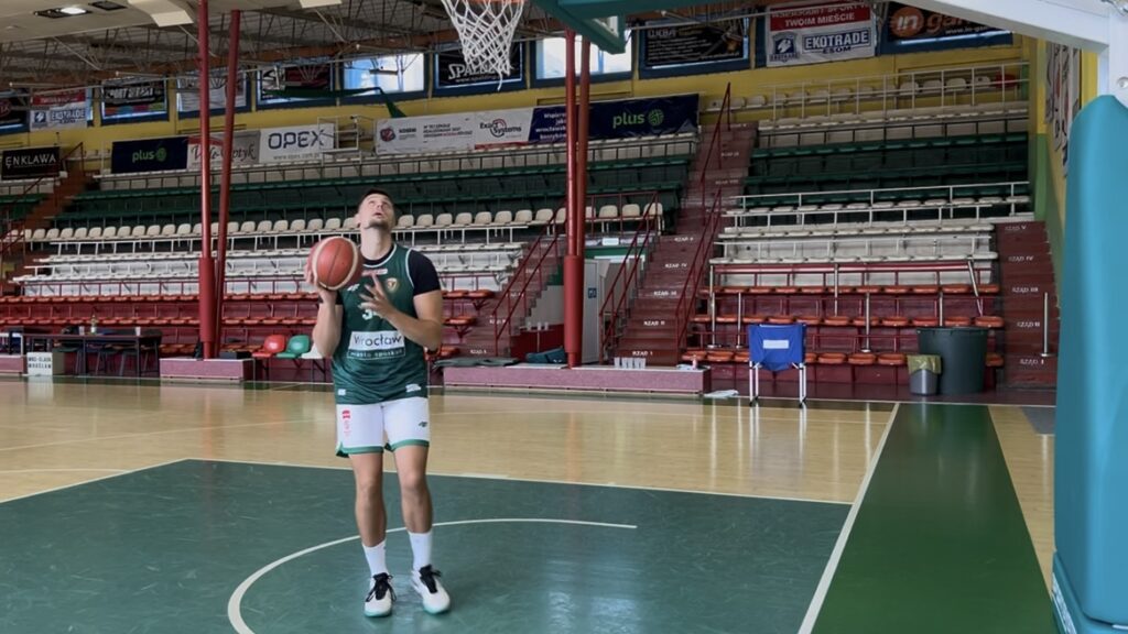 Stefan Djordjević: “Mamy świetnych zawodników, więc i atmosfera w szatni jest świetna” [WYWIAD]